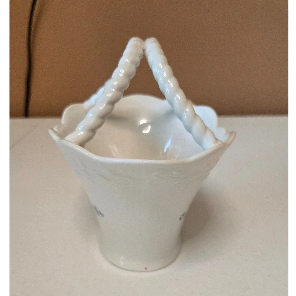 Mikasa Floral Vine RL051 White Porcelain Scalloped Basket Blue Flowers Bow